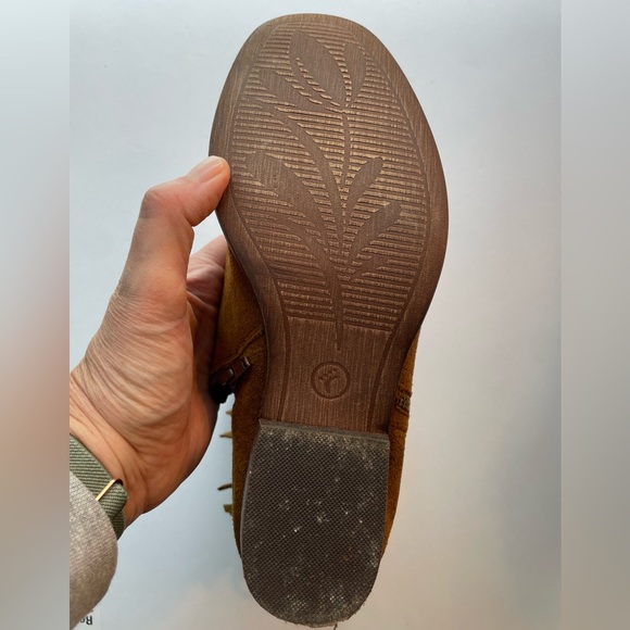 BareTraps Wendell brown leather fringe ankle booties with heel. Size 8.5M - Picture 5 of 6